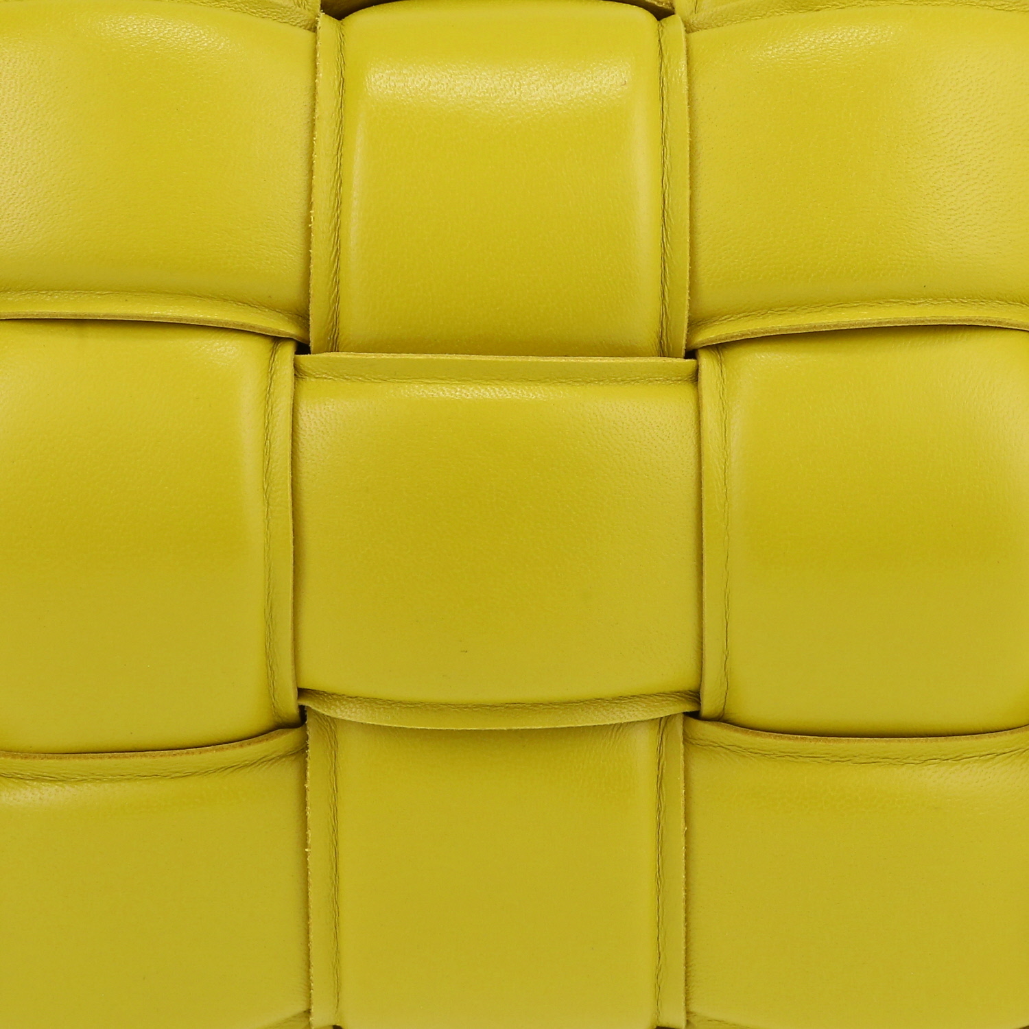 Bottega Veneta  Padded Cassette shoulder bag  in yellow intrecciato leather - Detail D1