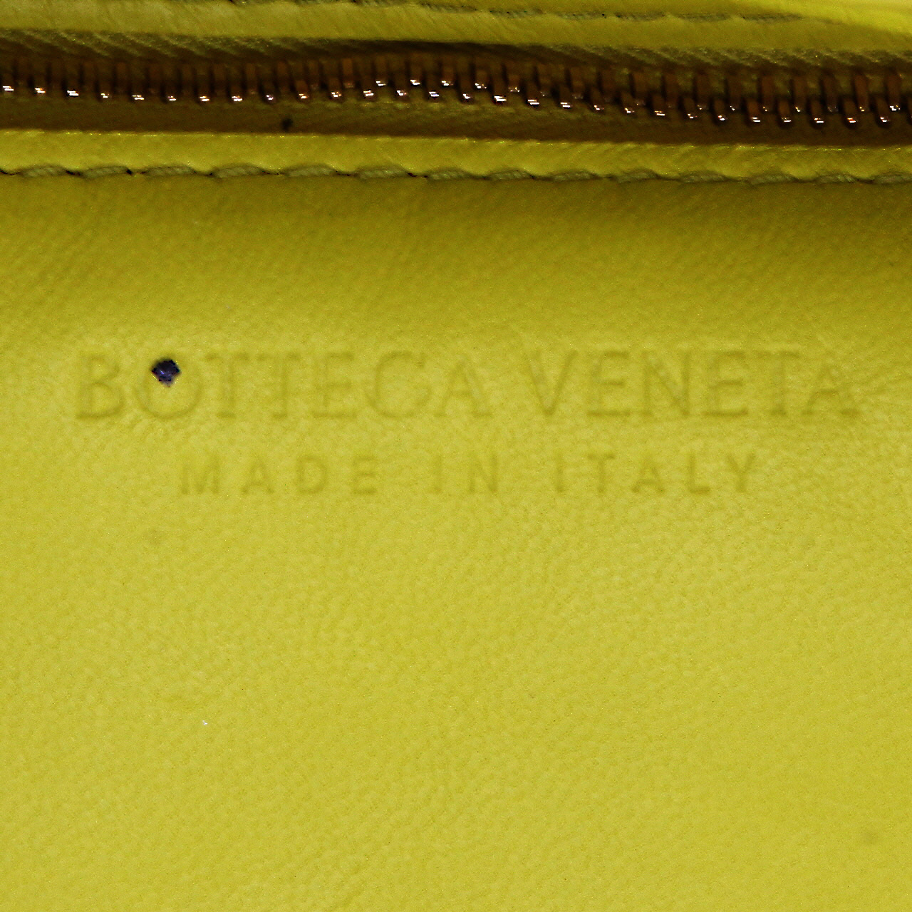 Bottega Veneta  Padded Cassette shoulder bag  in yellow intrecciato leather - Detail D9