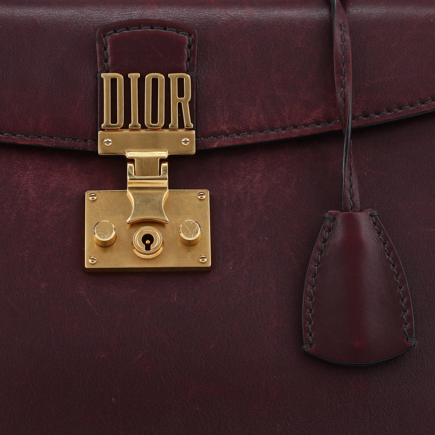 Sac bandoulière Dior  Dioraddict en cuir bordeaux - Detail D1
