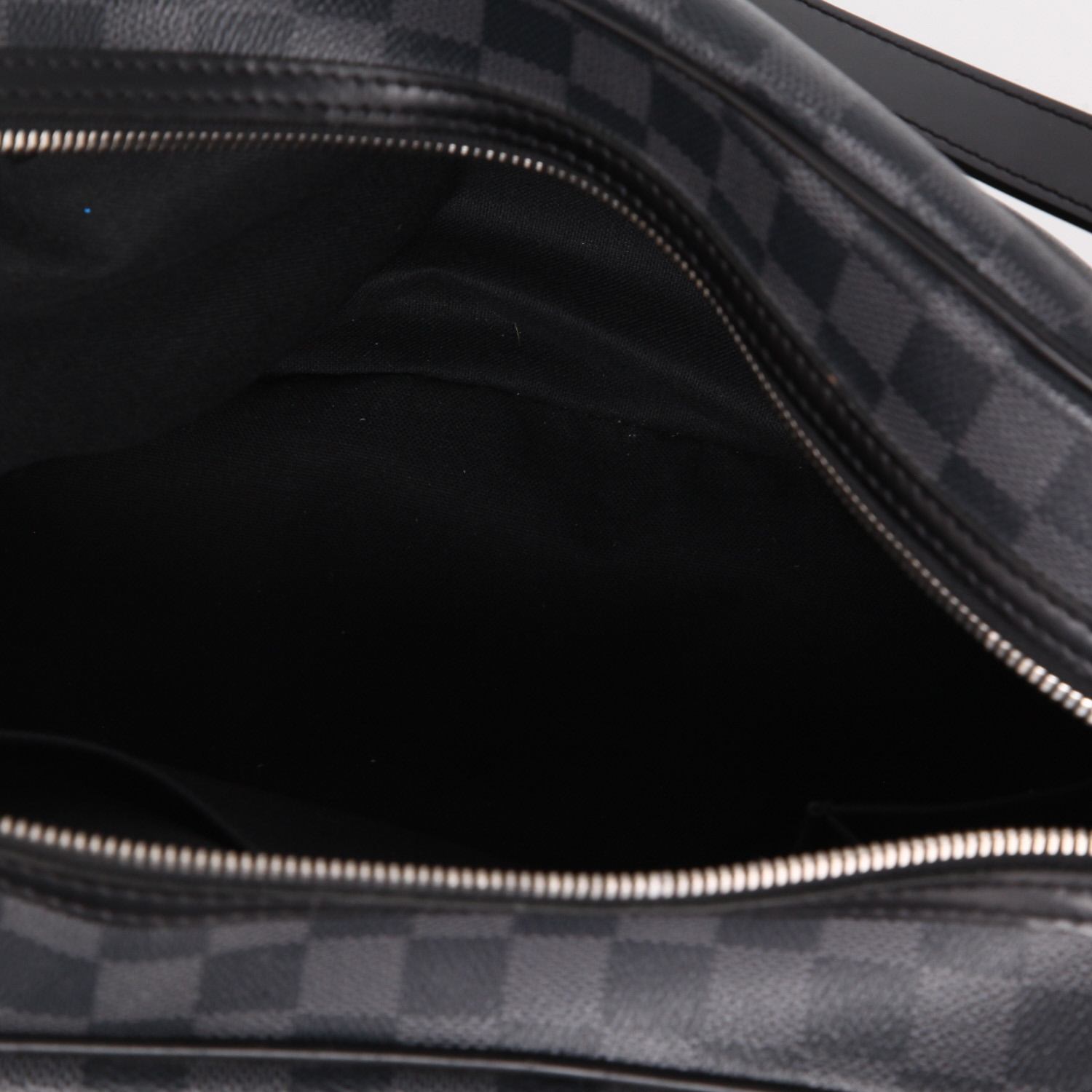 Bolso bandolera Louis Vuitton  Leoh en lona a cuadros y cuero negro - Detail D8
