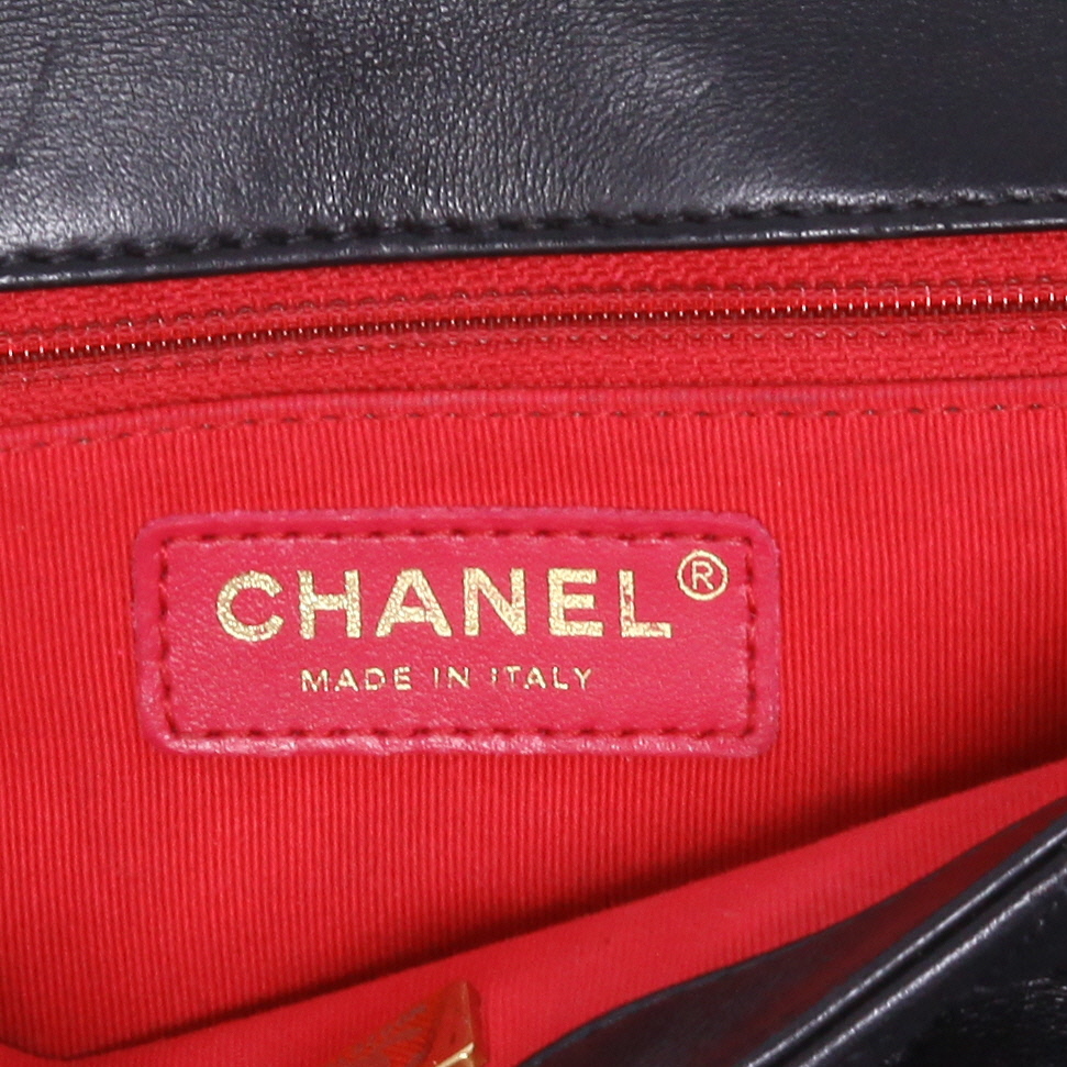 Chanel  Timeless handbag  in black quilted leather - Detail D2