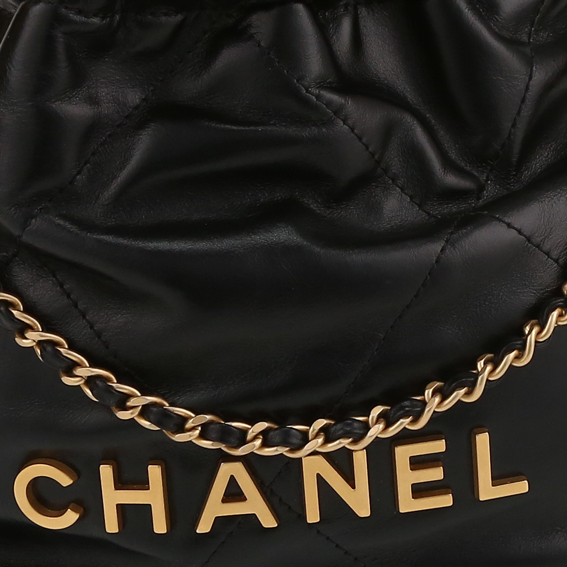 Chanel 22 mini shopping bag in black leather - Detail D1