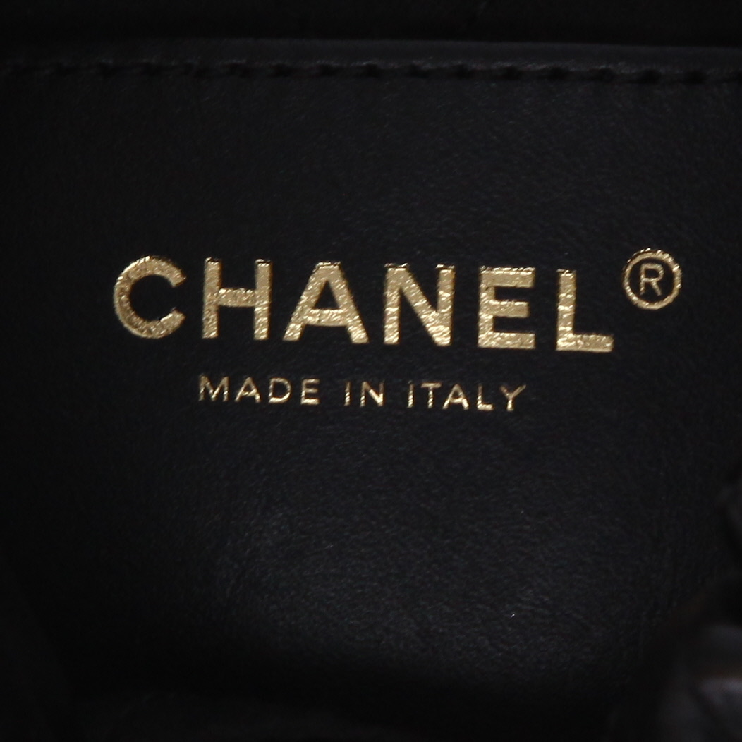 Chanel 22 mini shopping bag in black leather - Detail D9