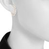 Pendientes Hermès  de oro rosa y perlas cultivadas - Detail D1 thumbnail