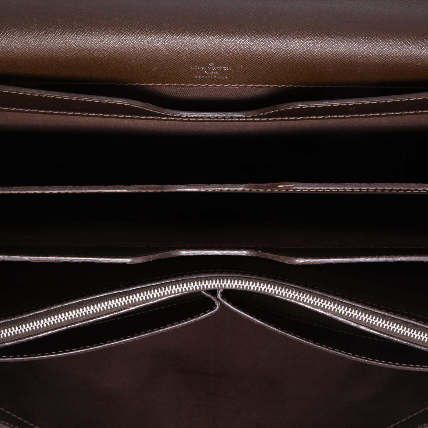 Louis Vuitton  Robusto briefcase  in brown taiga leather - Detail D3