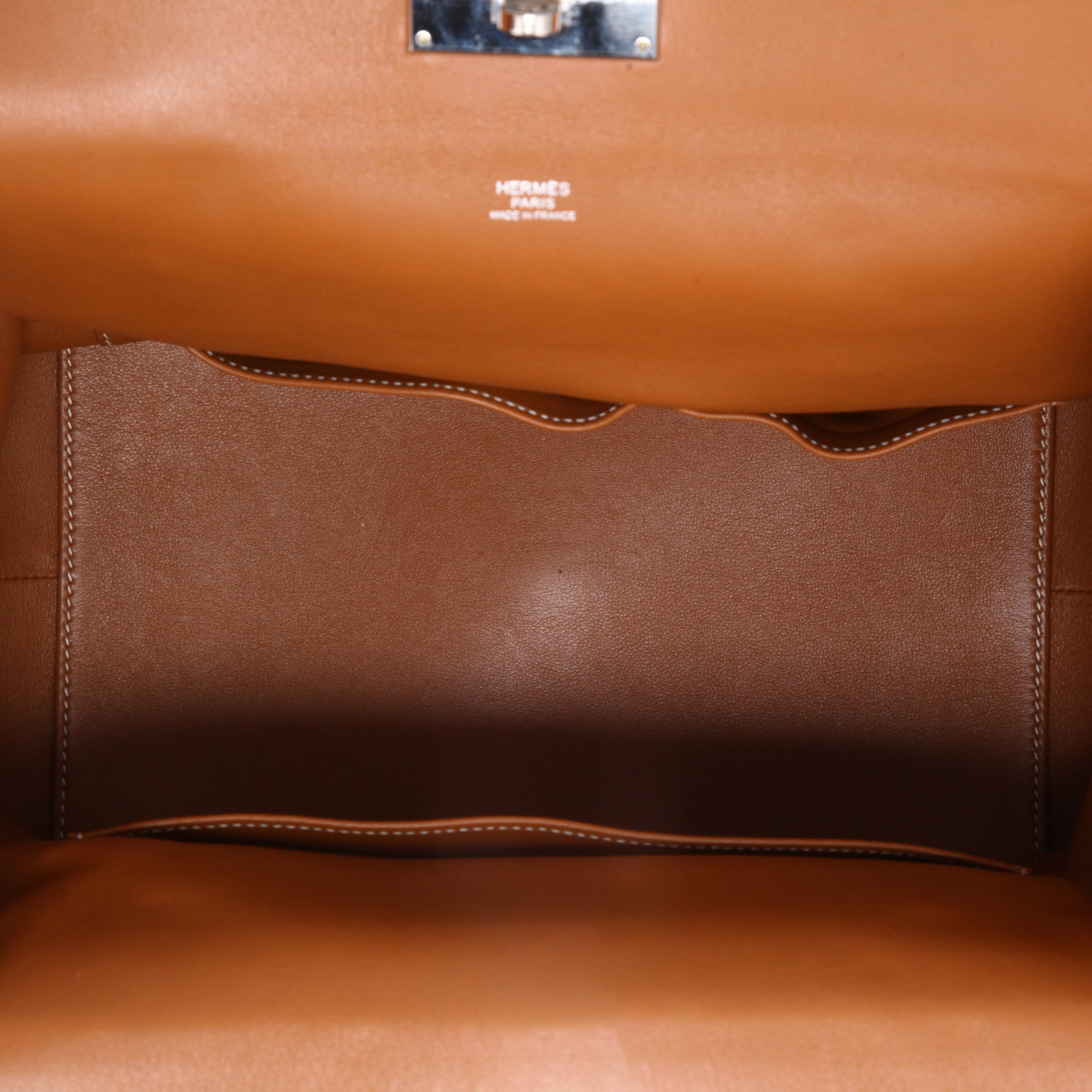 Bolso de mano Hermès  Tool Box en cuero swift color oro - Detail D3