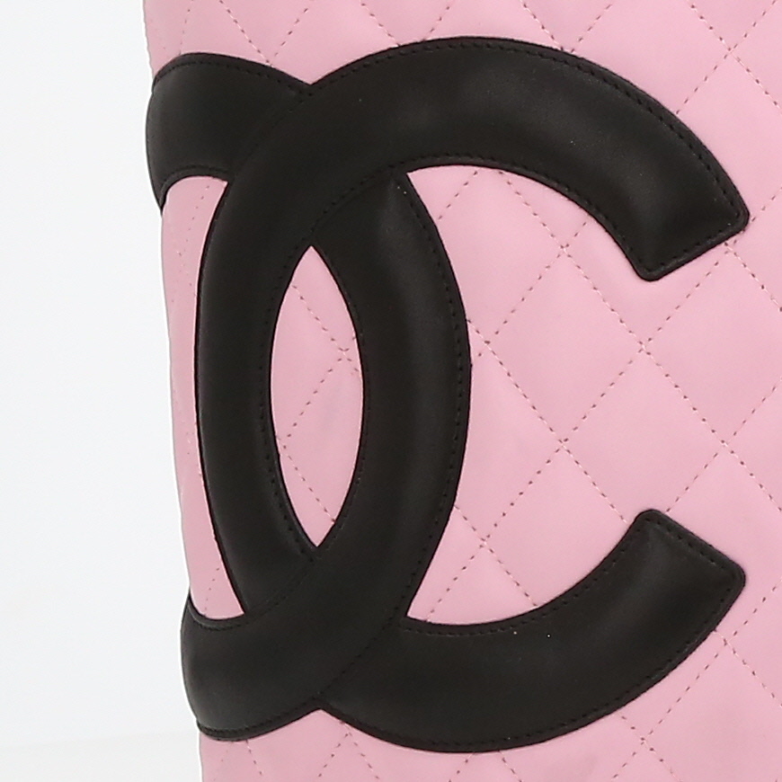 Sac à main Chanel  Cambon en cuir matelassé rose et noir - Detail D1