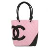 Bolso de mano Chanel  Cambon en cuero acolchado rosa y negro - Detail D2 thumbnail