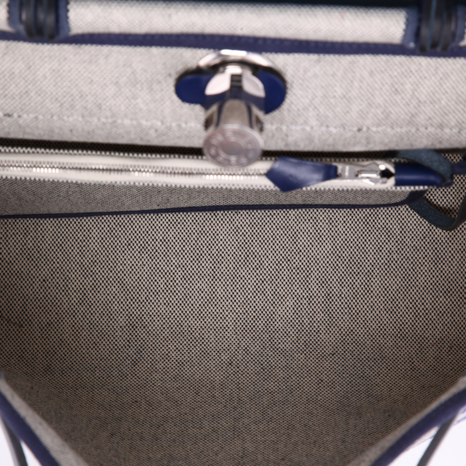 Bolso para llevar al hombro o en la mano Hermès  Herbag en lona gris y azul y vaca Hunter azul - Detail D3