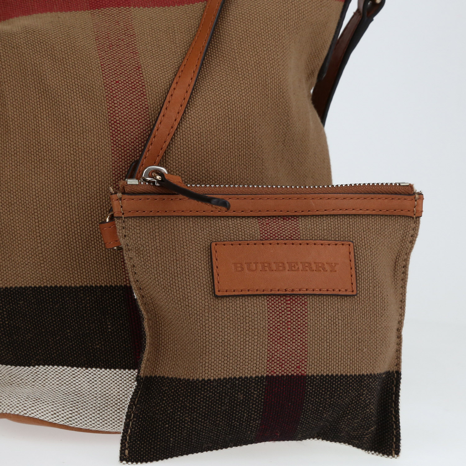 Bolso bandolera Burberry  Ashby en lona beige, negra blanca y roja y cuero marrón - Detail D1
