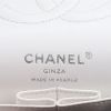 Bolso de mano Chanel  Timeless en tweed blanco - Detail D2 thumbnail