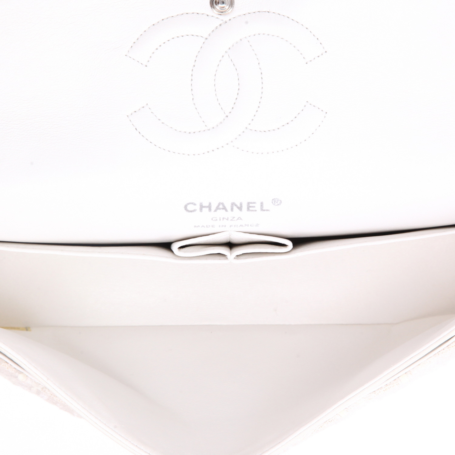Bolso de mano Chanel  Timeless en tweed blanco - Detail D3
