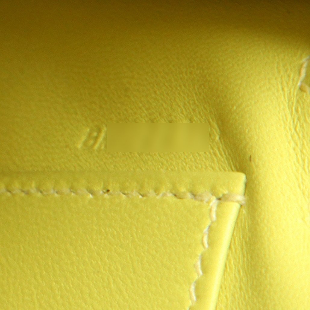 Bolso de mano Hermès  Kelly 20 cm en cuero epsom amarillo - Detail D4