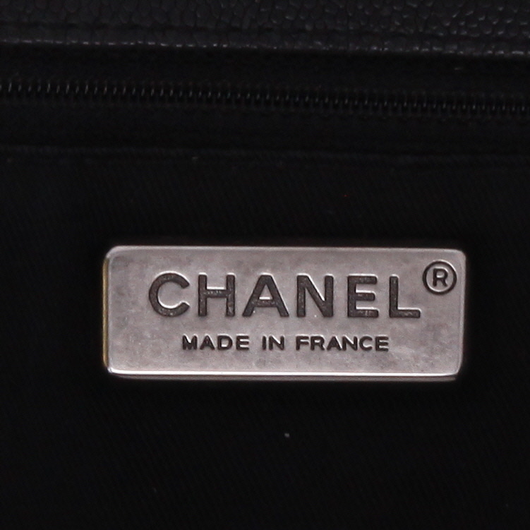 Sac à main Chanel   en cuir grainé matelassé noir - Detail D2