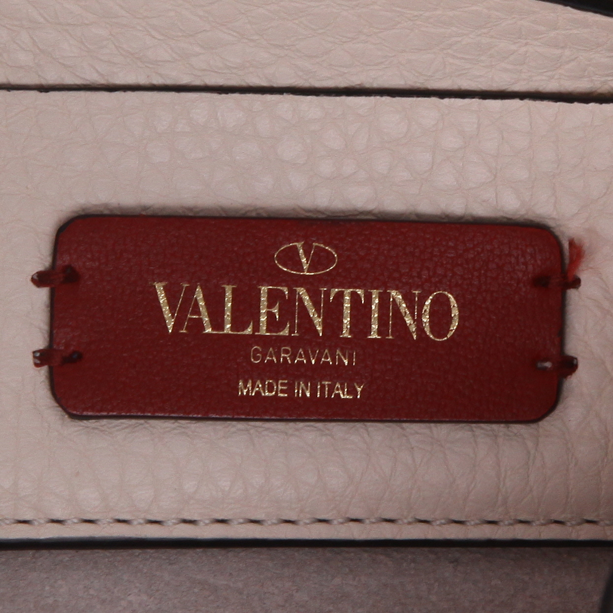 Bolso bandolera Valentino Garavani  Rockstud modelo pequeño  en cuero blanquecino - Detail D2