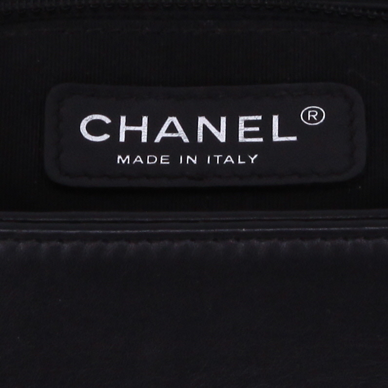 Sac bandoulière Chanel  Boy grand modèle  en cuir matelassé noir - Detail D2