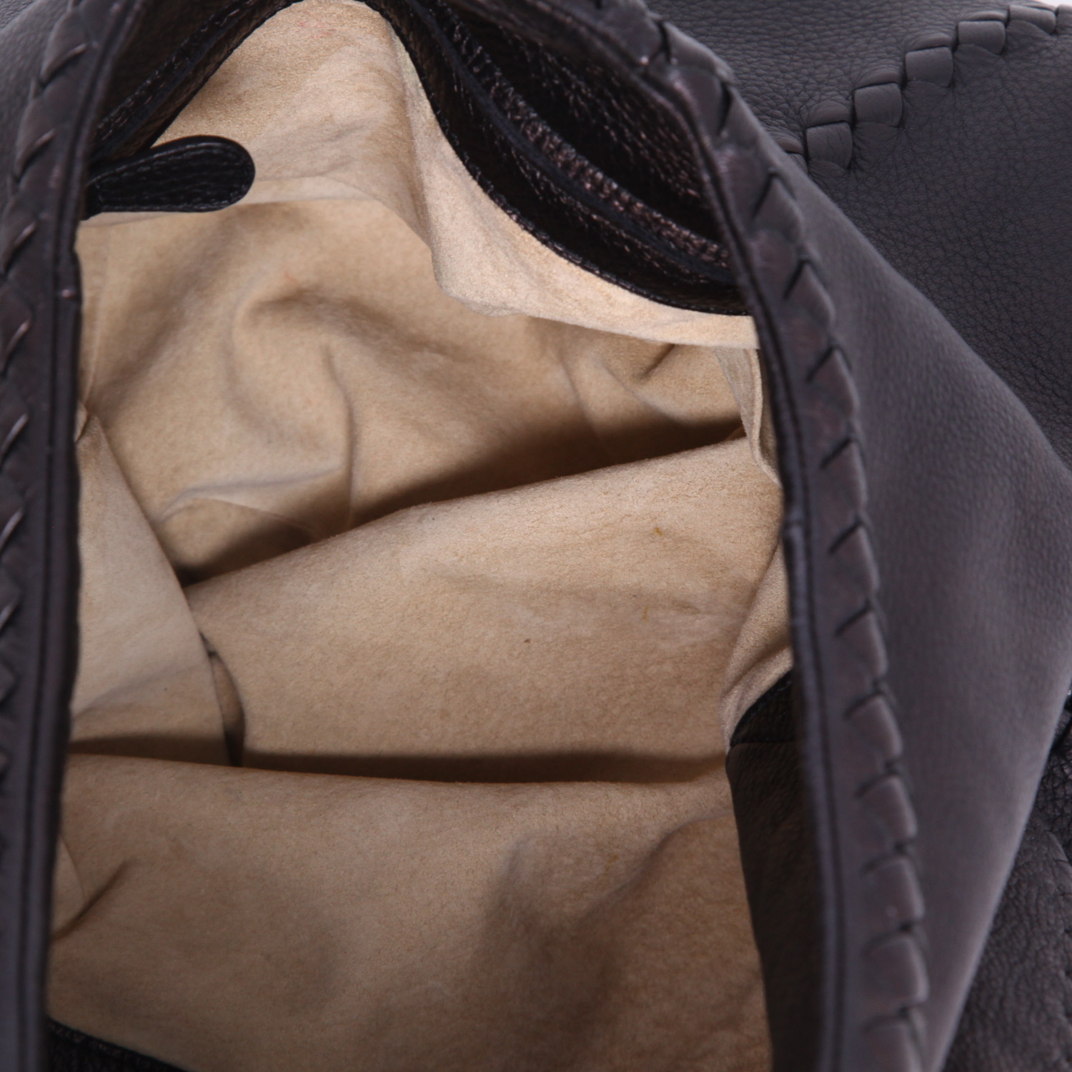 Sac à main Bottega Veneta   en cuir grainé noir et cuir intrecciato noir - Detail D3