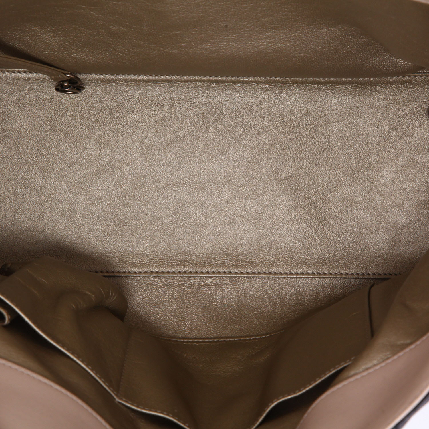 Sac shopping Chanel   en cuir beige et noir - Detail D3