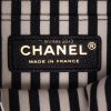 Chanel  Envelope shoulder bag  in black leather - Detail D2 thumbnail