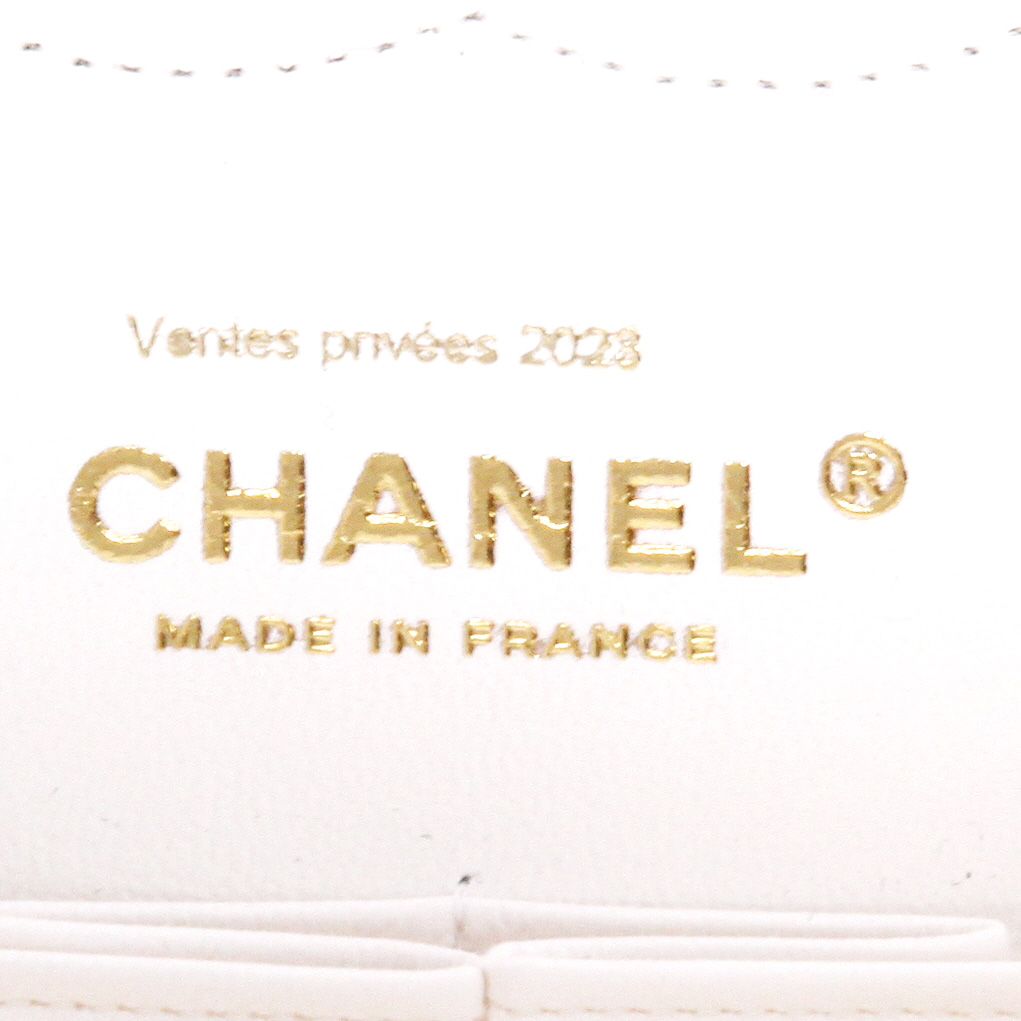 Bolso de mano Chanel  Timeless Classic en cuero acolchado blanco - Detail D2