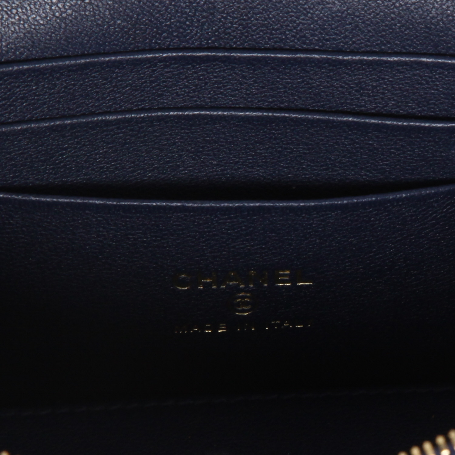 Bolso/bolsito Chanel  Chanel Vanity - Pocket Hand en cuero granulado azul marino - Detail D2