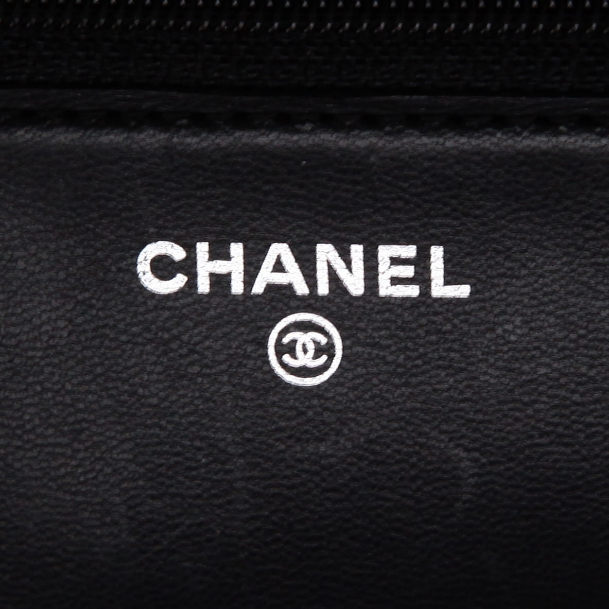 Sac bandoulière Chanel  Wallet on Chain en cuir matelassé noir - Detail D2