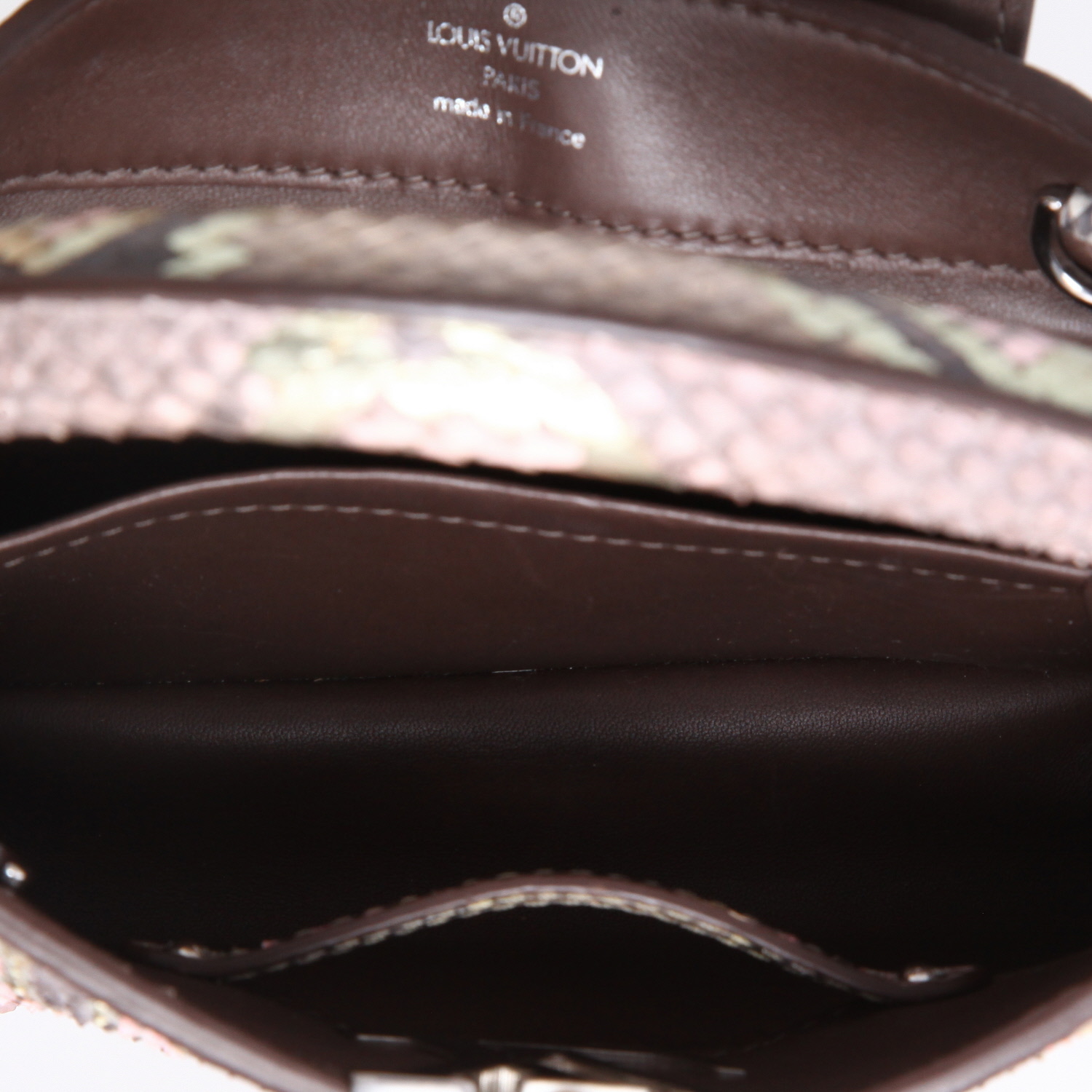 Bolso bandolera Louis Vuitton  Capucines Mini en piel de pitón tricolor rosa beige y gris - Detail D3