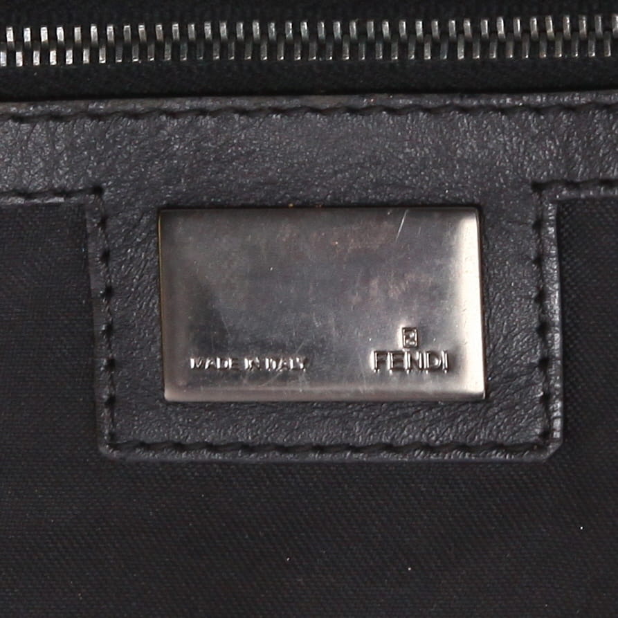 Bolso de mano Fendi  Baguette en lona monogram negra y cuero negro - Detail D2