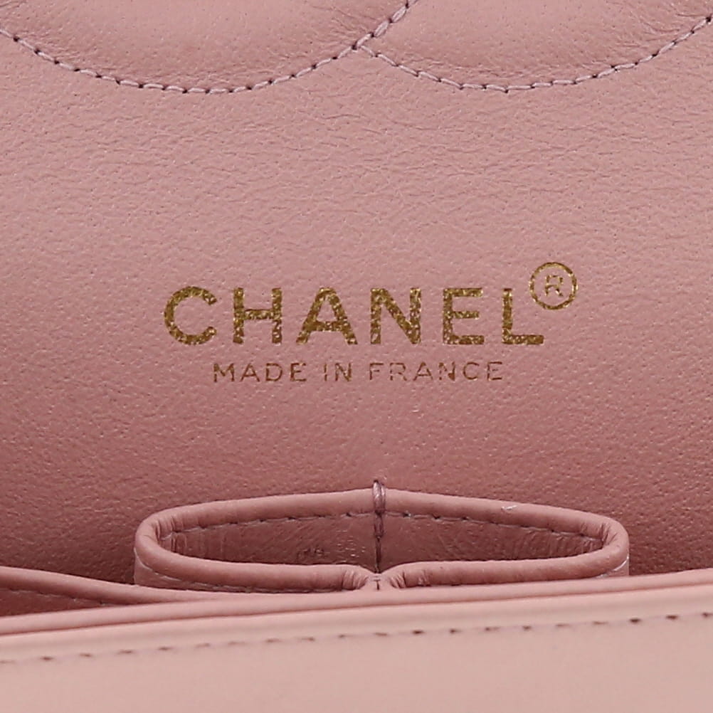 Chanel  Timeless Classic handbag  in pink quilted leather - Detail D2