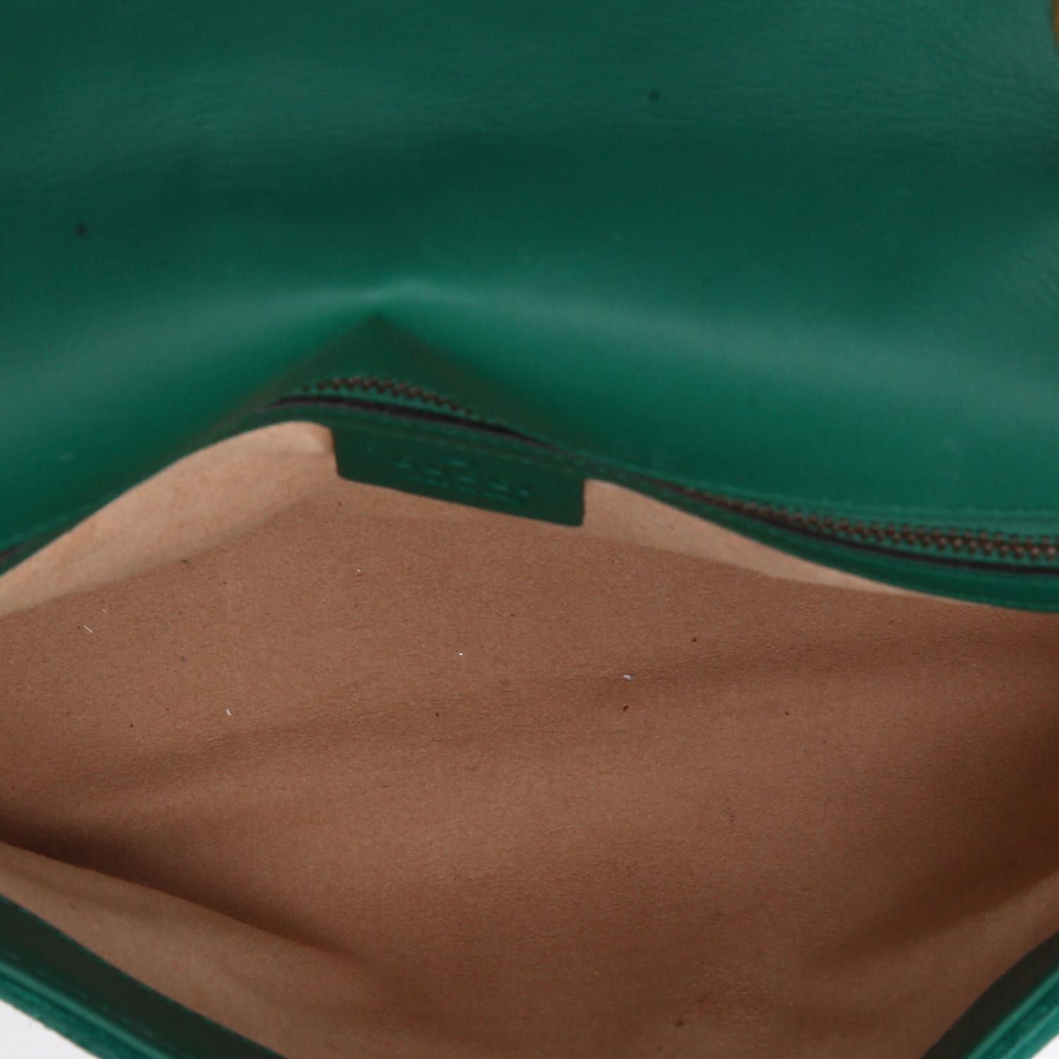 Bolso bandolera Gucci  GG Marmont mini  en ante verde - Detail D2