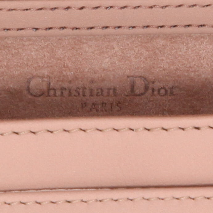 Bolso/bolsito Dior  Diorama Wallet on Chain en cuero liso rosa pálido - Detail D3