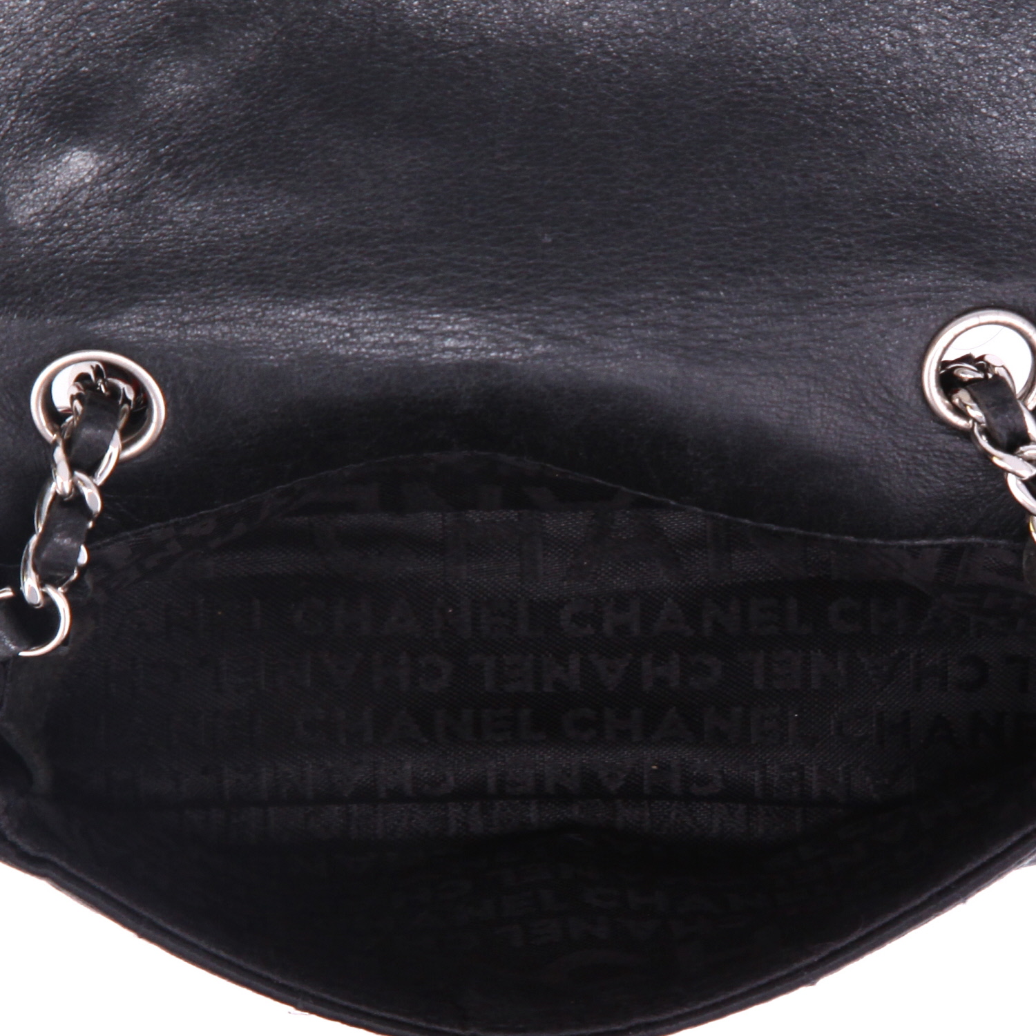 Sac bandoulière Chanel  Mini Timeless en satin noir - Detail D3
