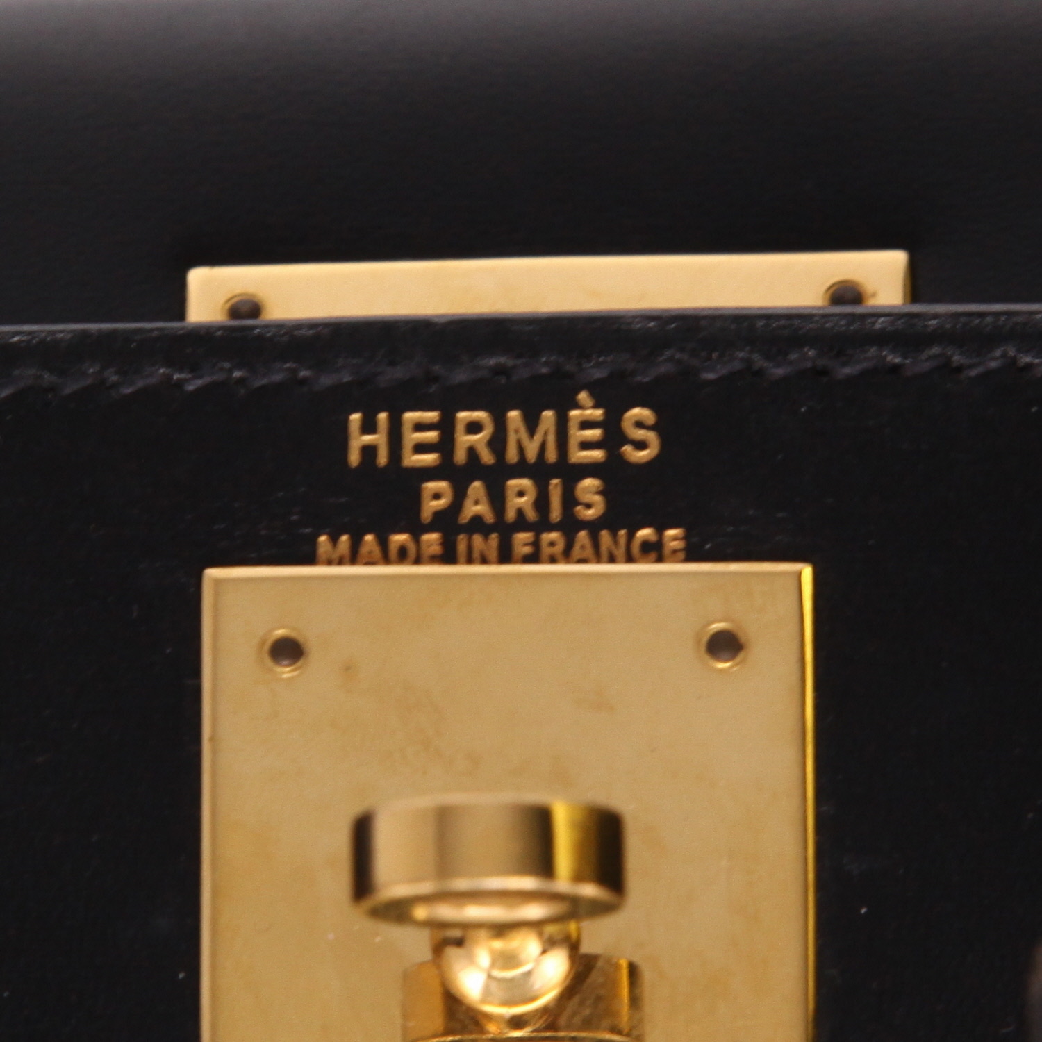 Bolso de mano Hermès  Kelly 28 cm en cuero box negro - Detail D2