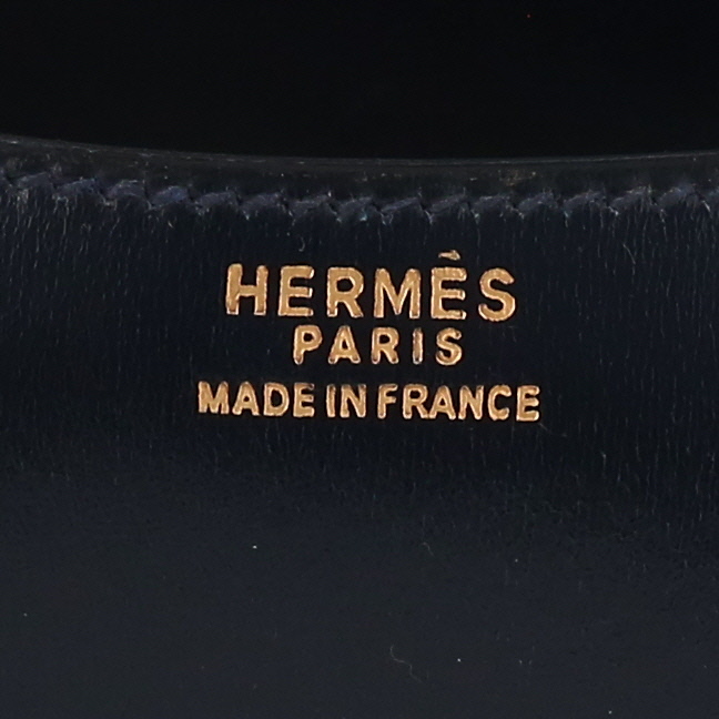 Bolso de mano Hermès  Constance en cuero box azul marino - Detail D2
