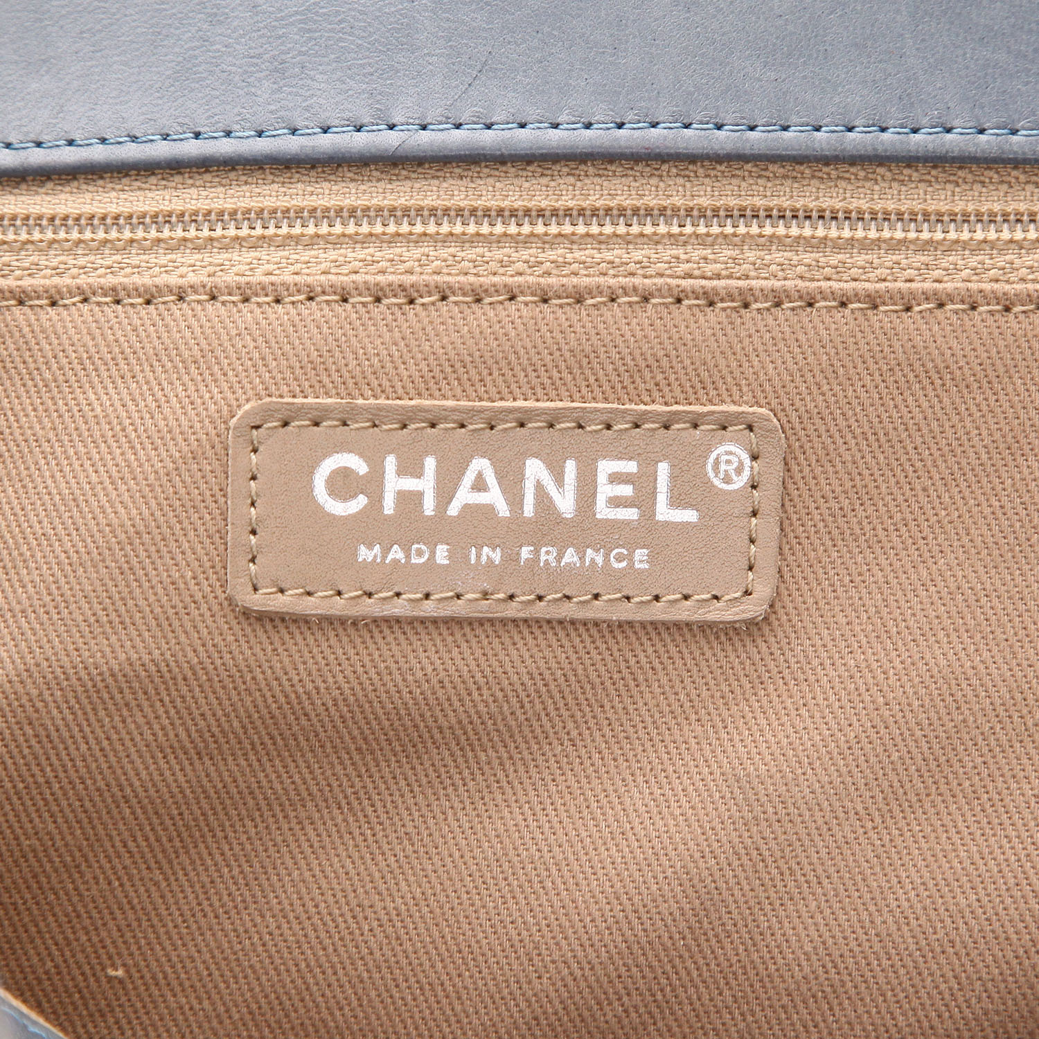 Bolso para llevar al hombro o en la mano Chanel  Shopping GST en cuero acolchado verde - Detail D2