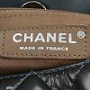 Bolso para llevar al hombro o en la mano Chanel   en cuero acolchado gris - Detail D2 thumbnail