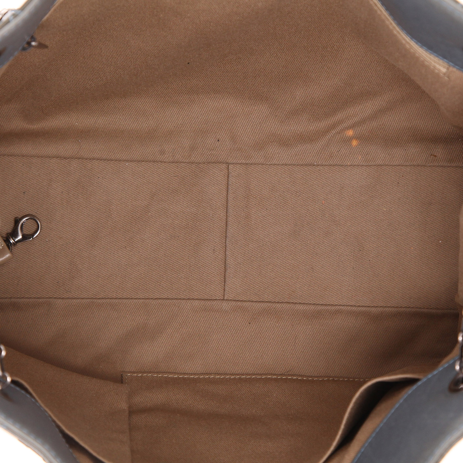 Bolso para llevar al hombro o en la mano Chanel  Shopping GST en cuero acolchado verde - Detail D3