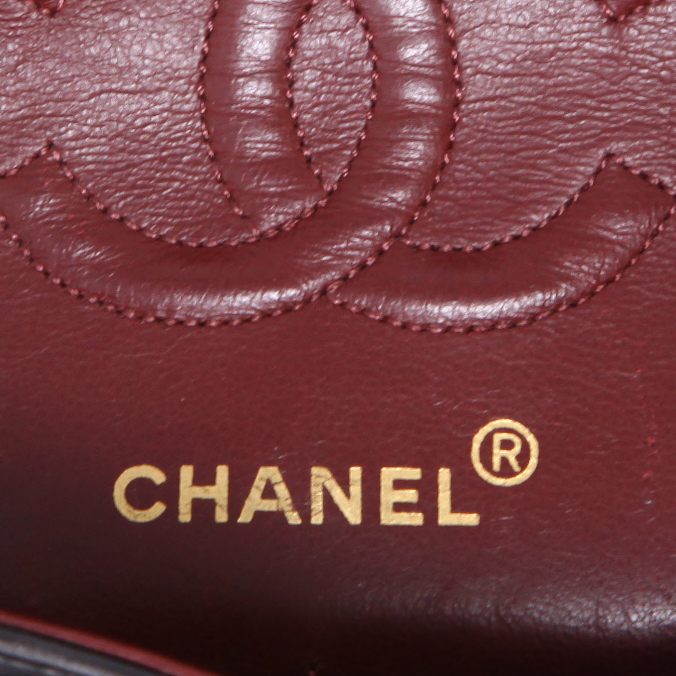 Bolso de mano Chanel  Timeless Petit en cuero acolchado marrón - Detail D2