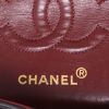 Bolso de mano Chanel  Timeless Petit en cuero acolchado marrón - Detail D2 thumbnail