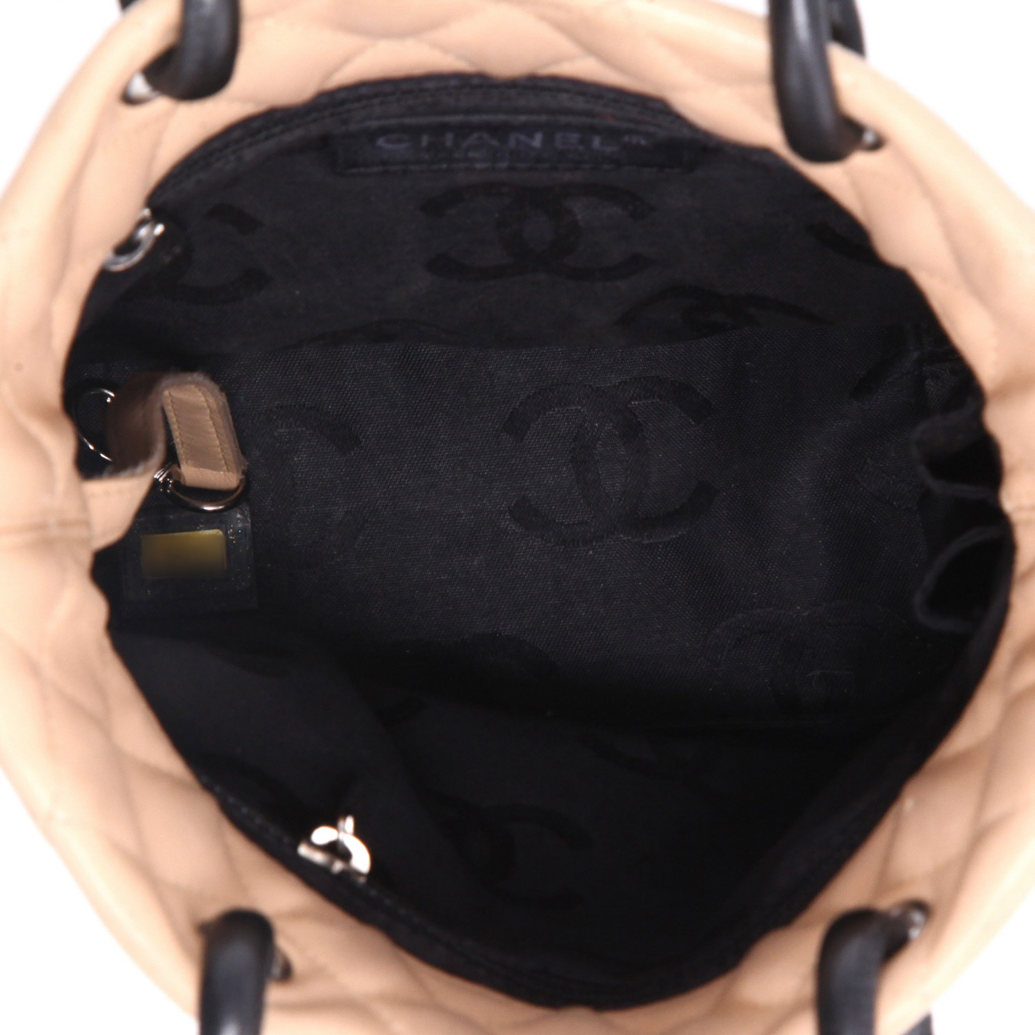 Chanel  Cambon handbag  in beige quilted leather  and black leather - Detail D3