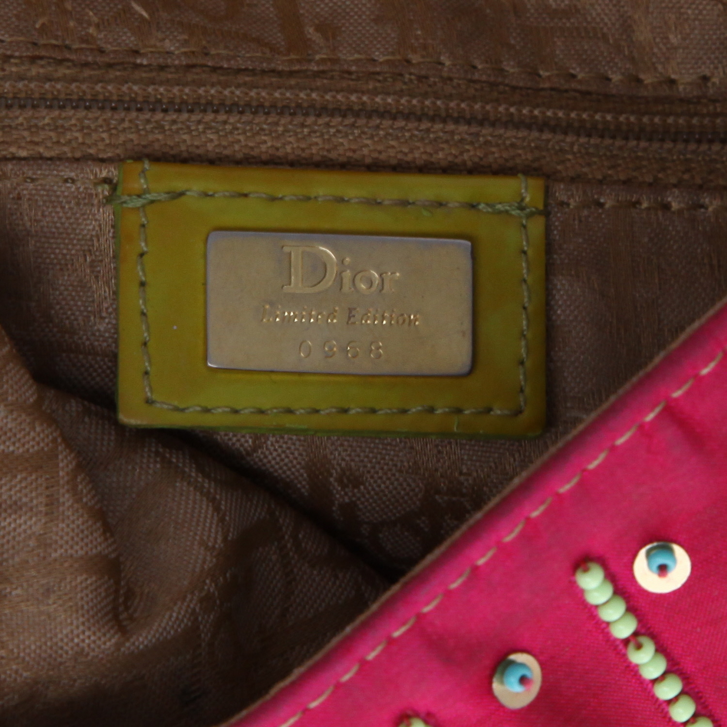 Sac à main Dior  Saddle en toile rose et velours jaune - Detail D2