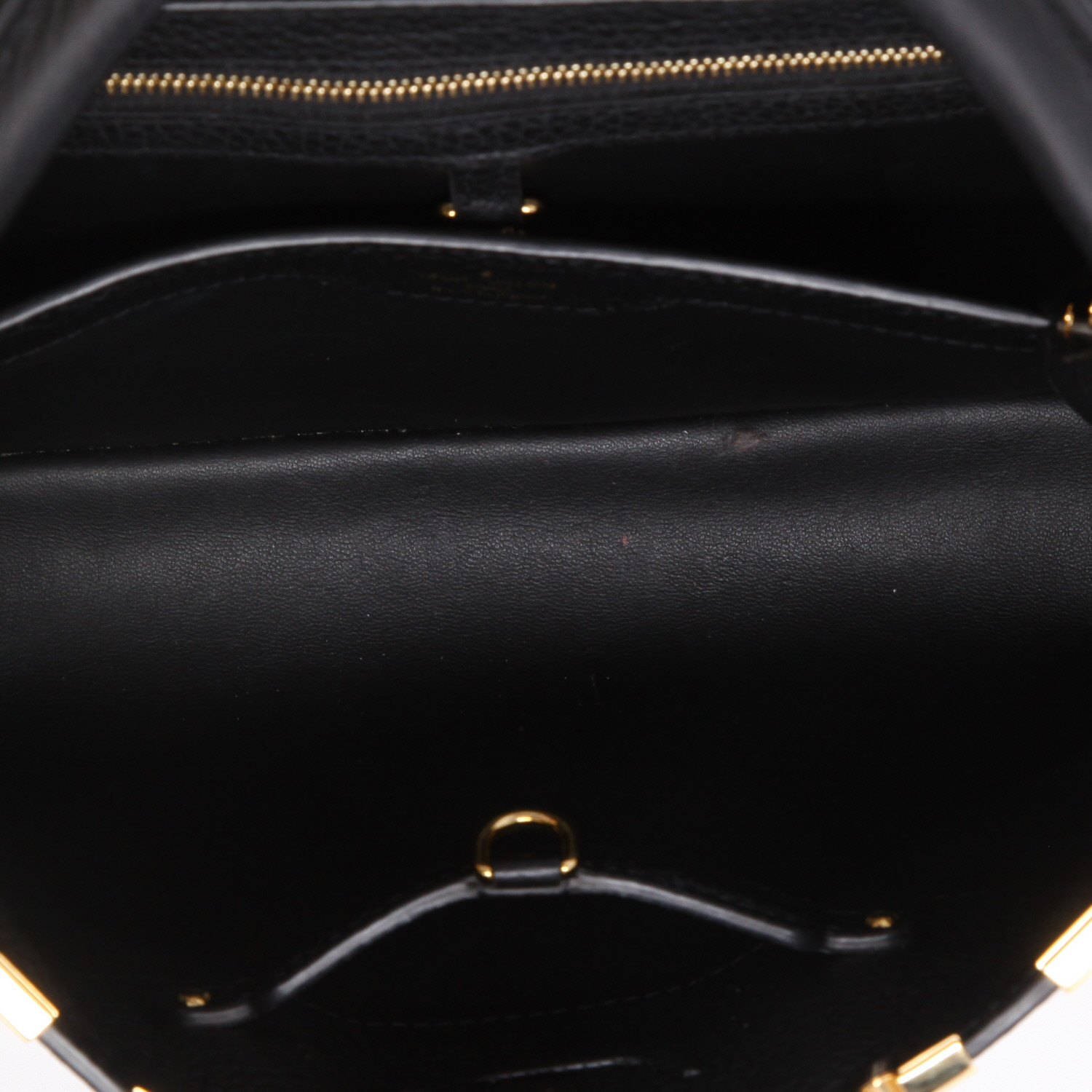 Sac à main Louis Vuitton  Capucines moyen modèle  en cuir grainé noir - Detail D2