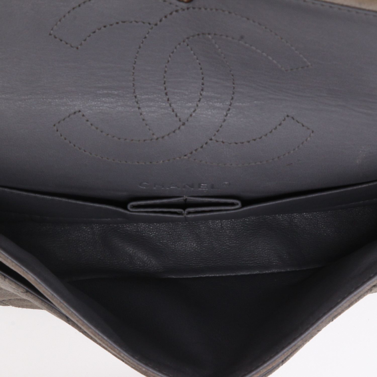 Chanel   handbag  in grey quilted suede - Detail D2