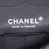 Sac à main Chanel   en daim matelassé gris - Detail D3 thumbnail