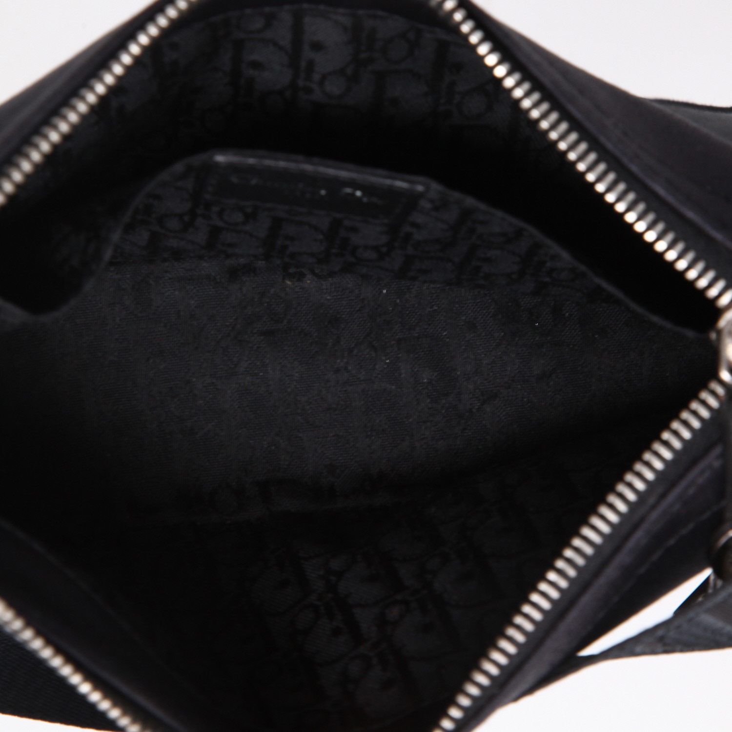 Sac à main Dior   en toile noire et cuir noir - Detail D3