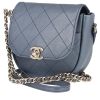 Bolso bandolera Chanel   modelo pequeño  en cuero acolchado azul - 00pp thumbnail