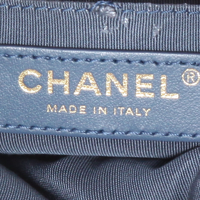 Borsa a tracolla Chanel   modello piccolo  in pelle trapuntata blu - Detail D3