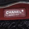 Chanel   shopping bag  in black quilted leather - Detail D2 thumbnail