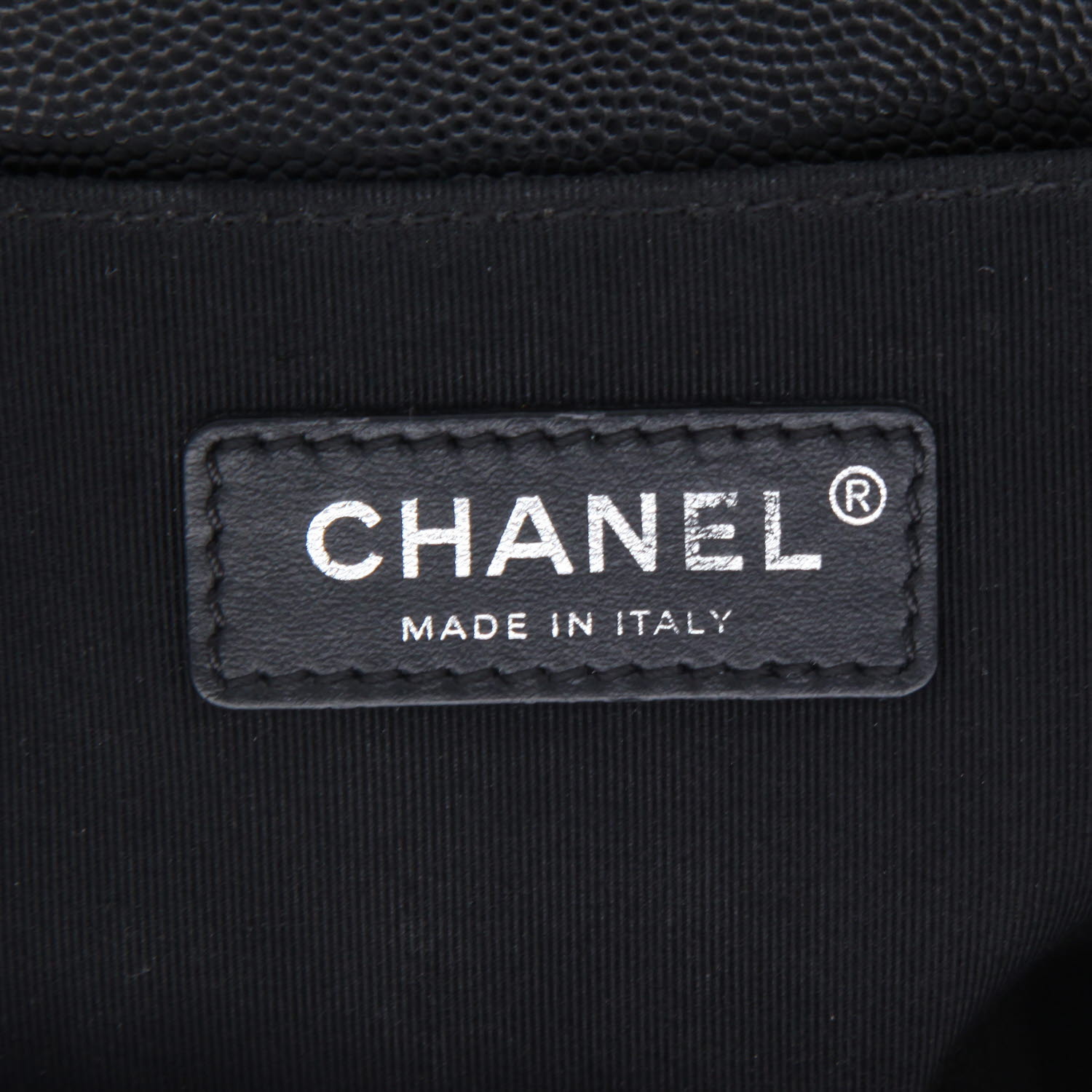 Bolso bandolera Chanel  Boy en cuero acolchado negro - Detail D2
