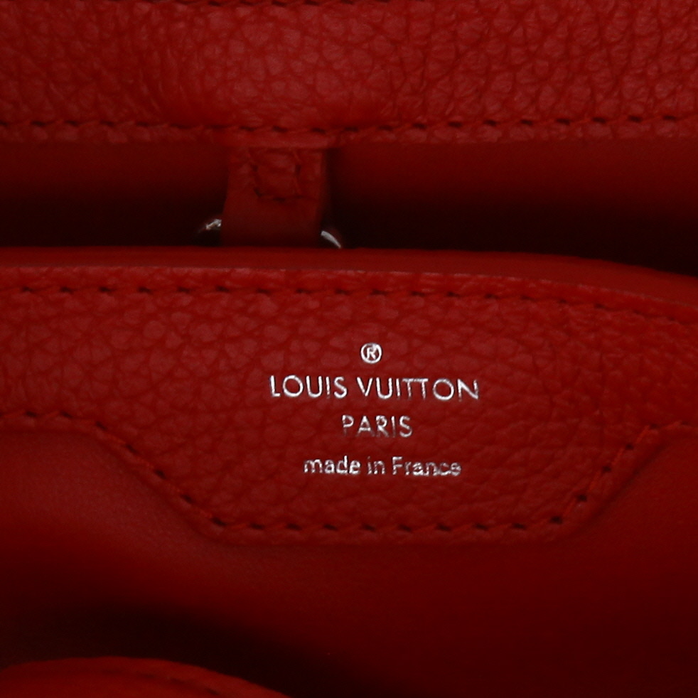 Sac à main Louis Vuitton  Capucines BB en cuir grainé rouge - Detail D2